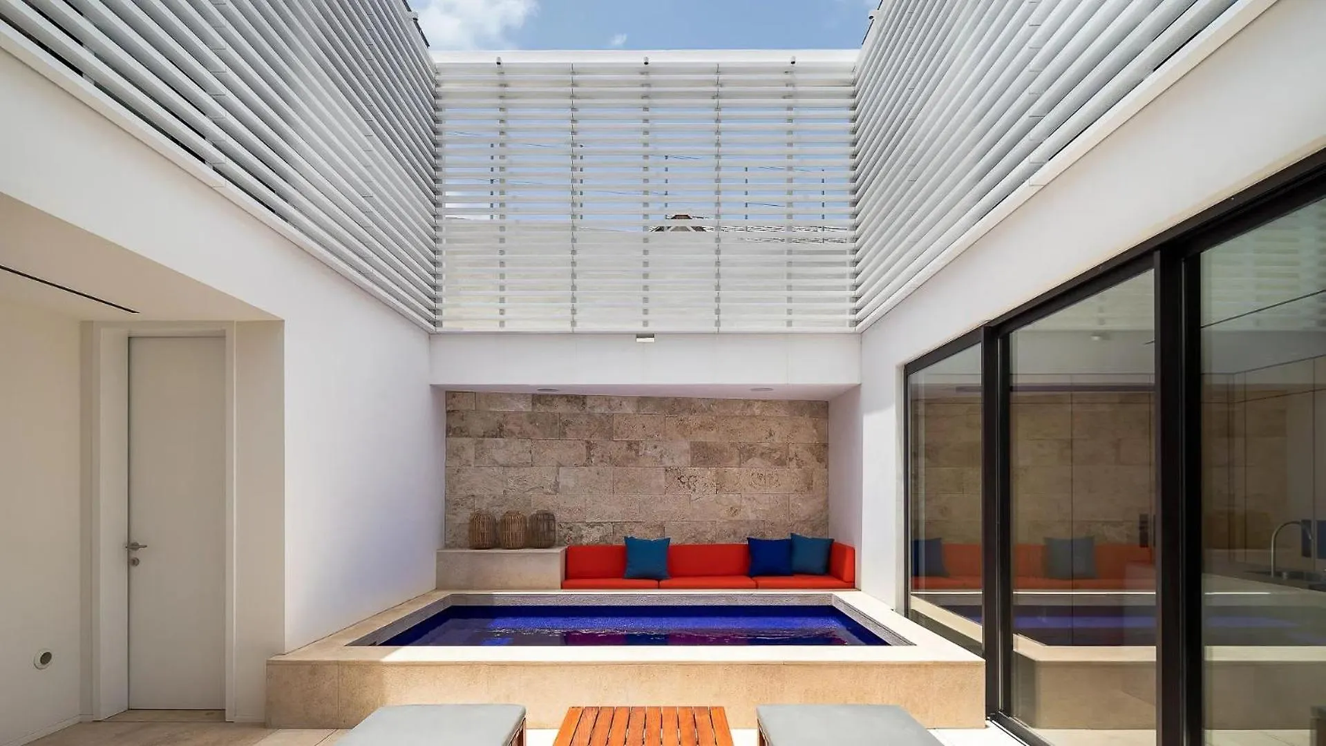 Contemporary-style Villa in Γουσταβία