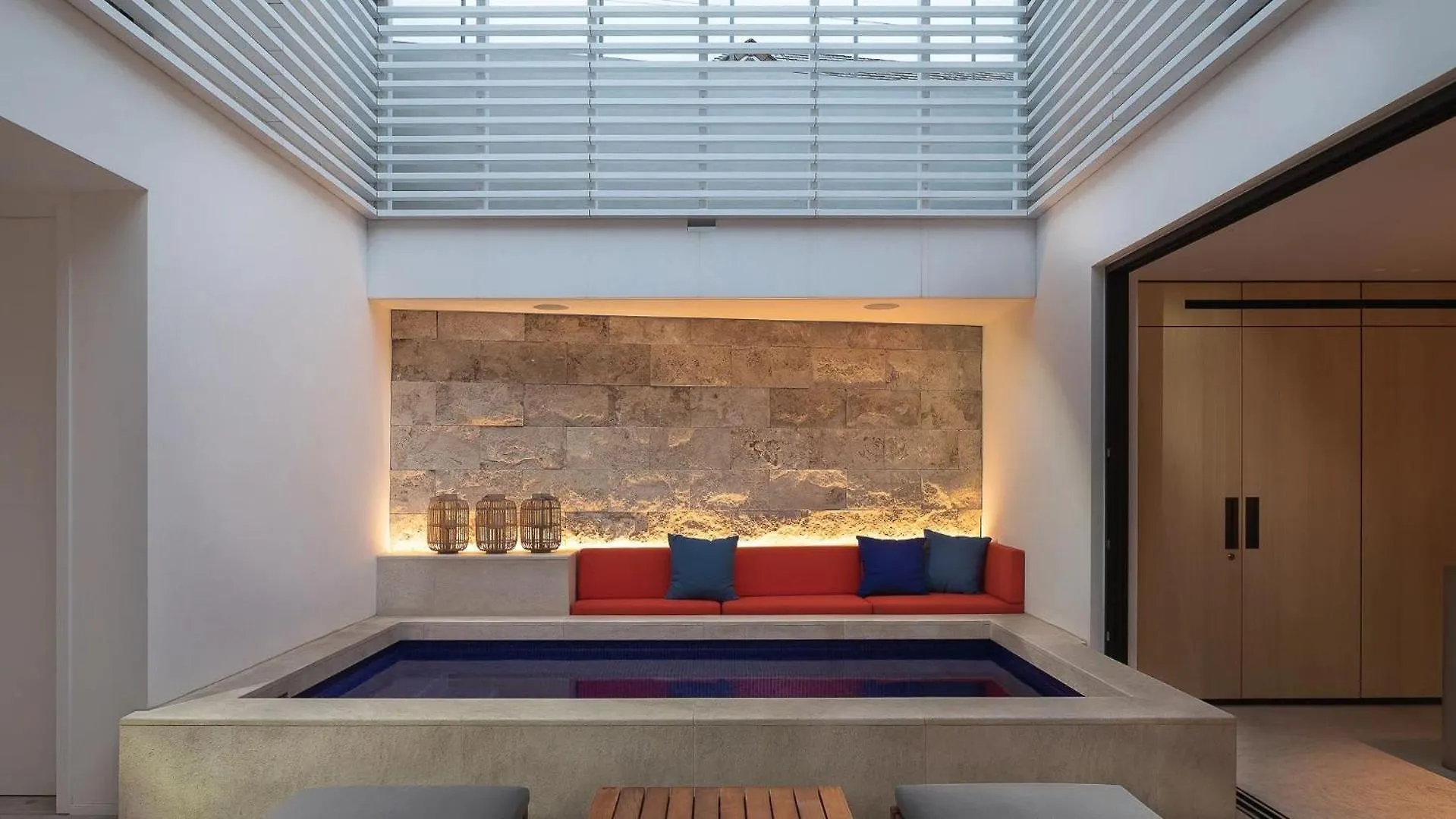 Contemporary-style Villa in Γουσταβία