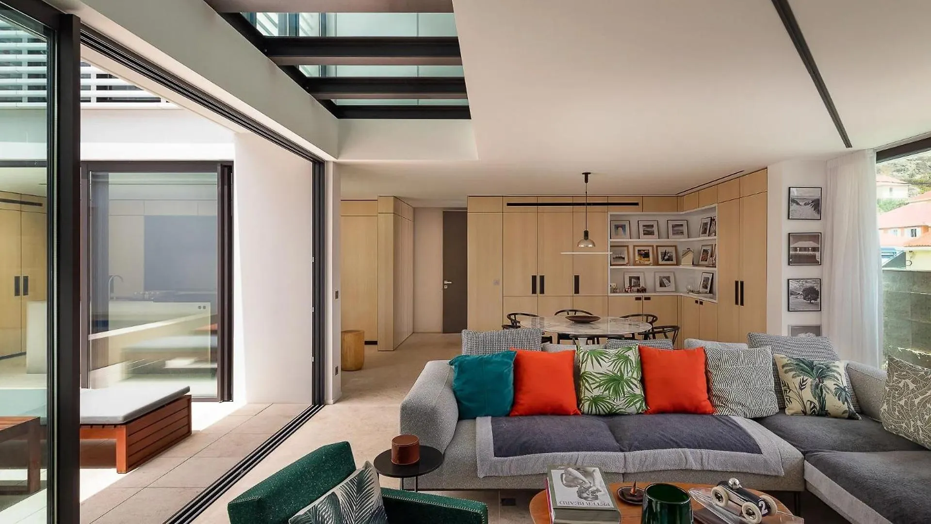 Contemporary-style Villa in Γουσταβία