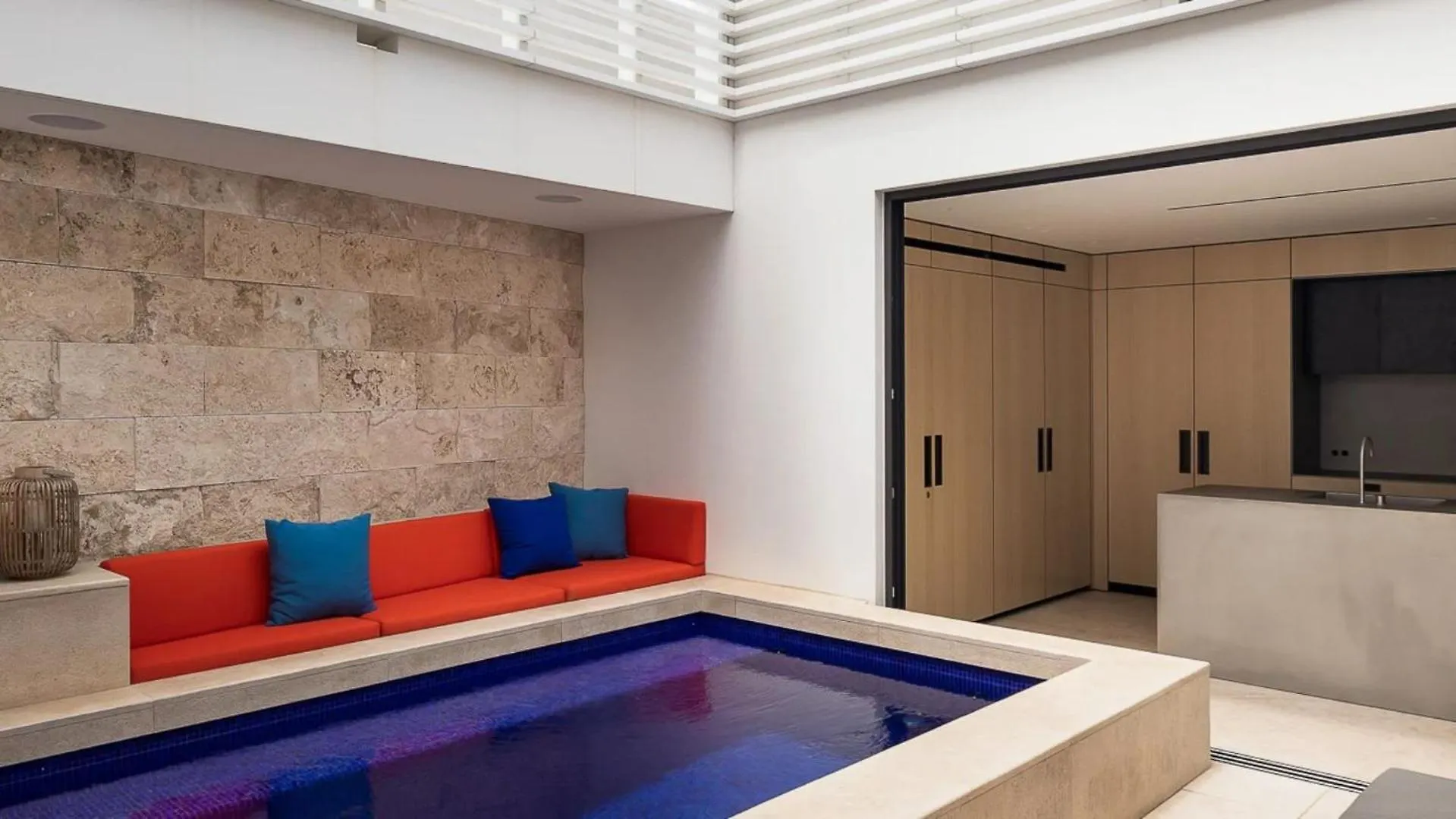 Contemporary-style Villa in Γουσταβία
